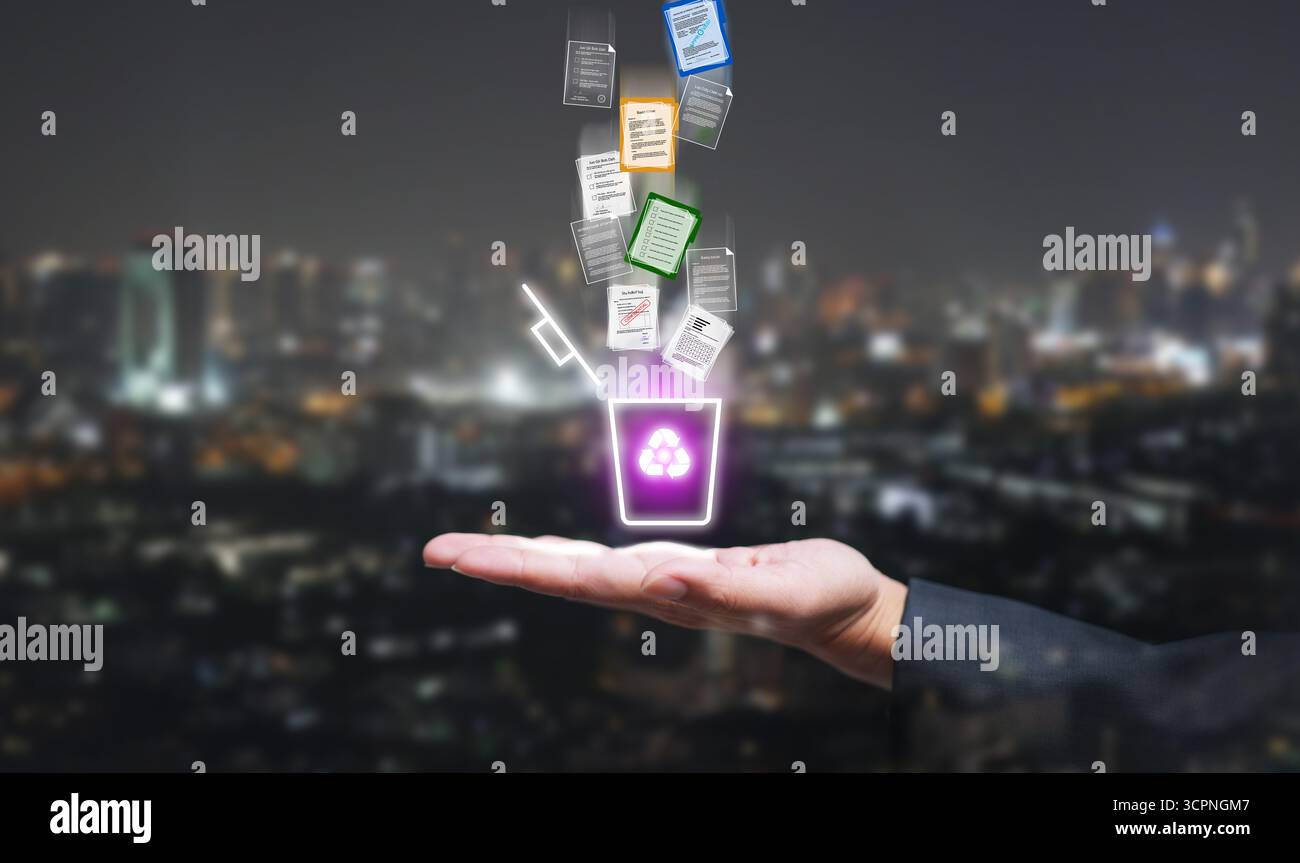 Futuristisches Recycling-Abfallhologramm mit fliegenden digitalen Dateien über dem Stadthintergrund, das Informationsbereinigung, Dokumentenverwaltung und Datenschutz repräsentiert Stockfoto