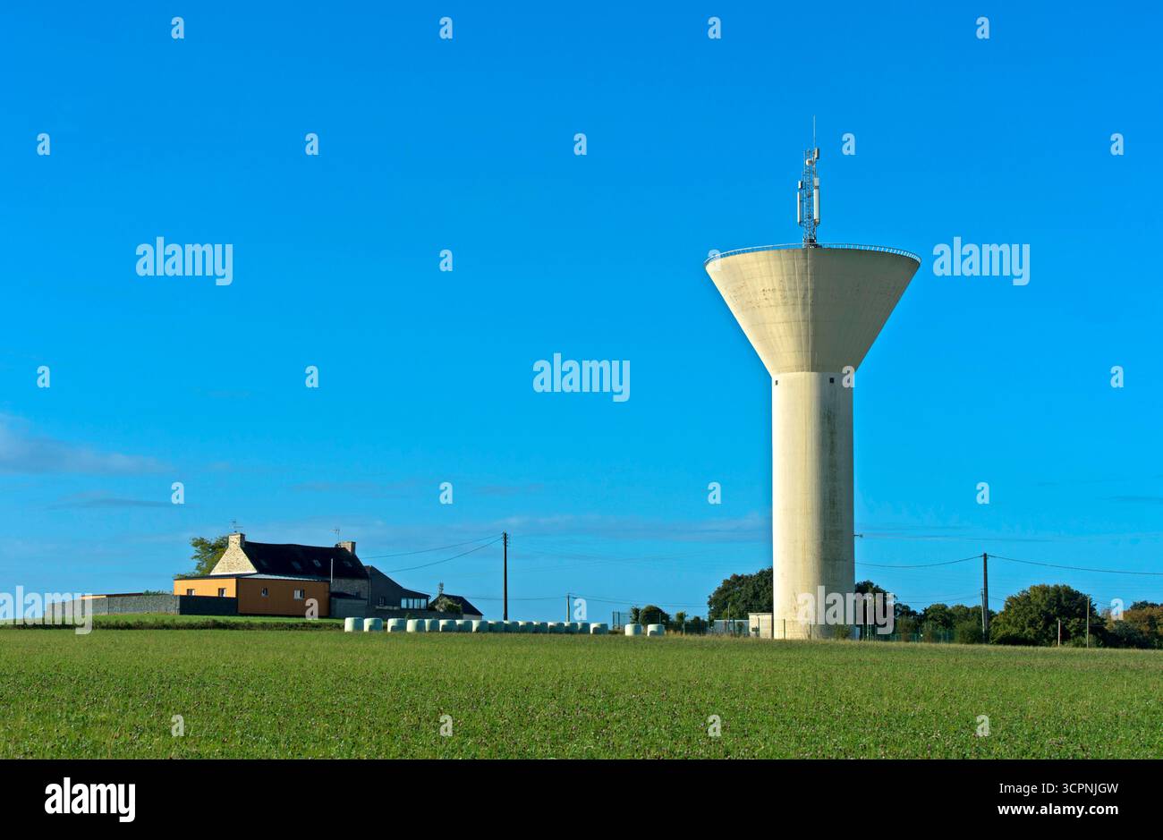 Wasserturm, Wasserspeicher in einem ländlichen Gebiet, Tregon, Beaussais-sur-Mer, Bretagne, Frankreich Stockfoto