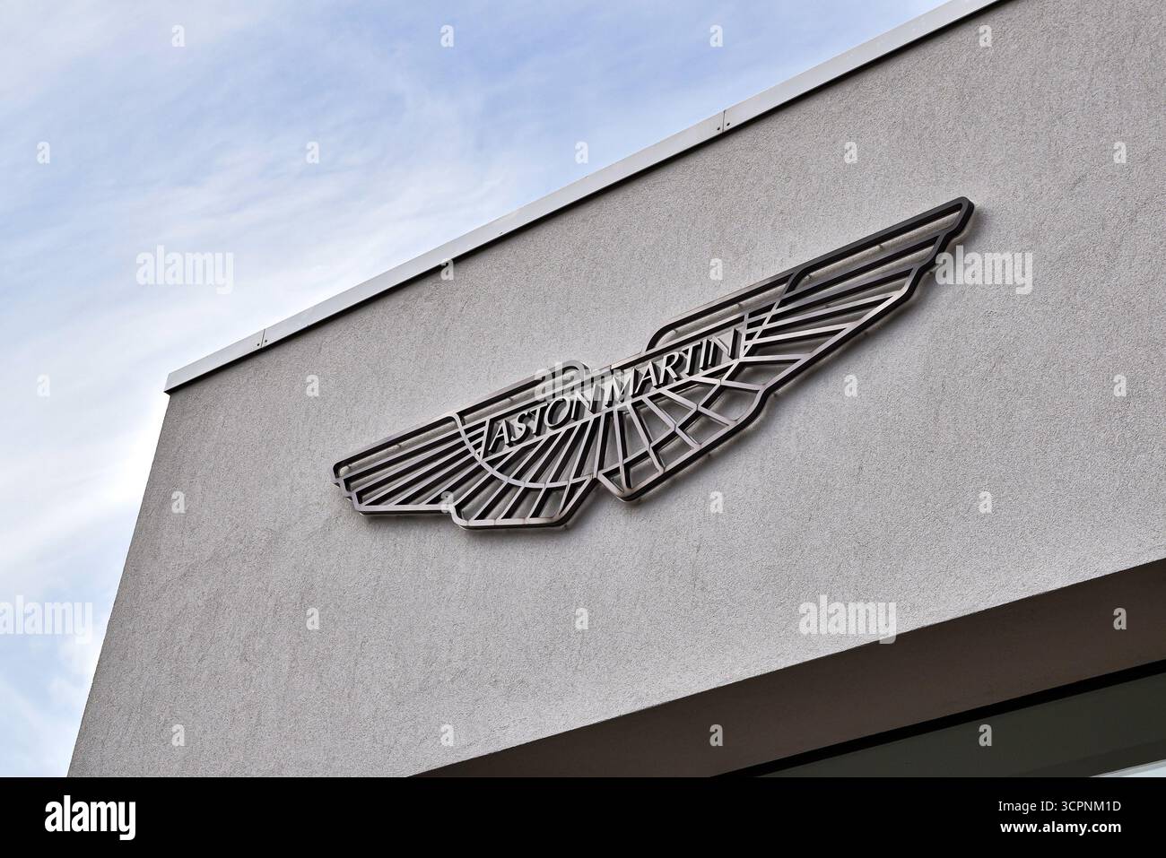 Aston Martin Hatfield Händlerschild, blauer Himmel Hintergrund, graues Gebäude, Metall Aston Martin Schild Stockfoto