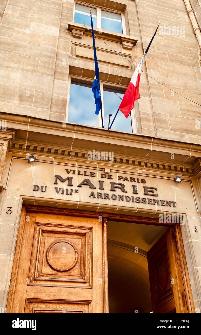 Rathaus des 8. Bezirks in Paris - Smartphone-aufgenommenes Stockfoto