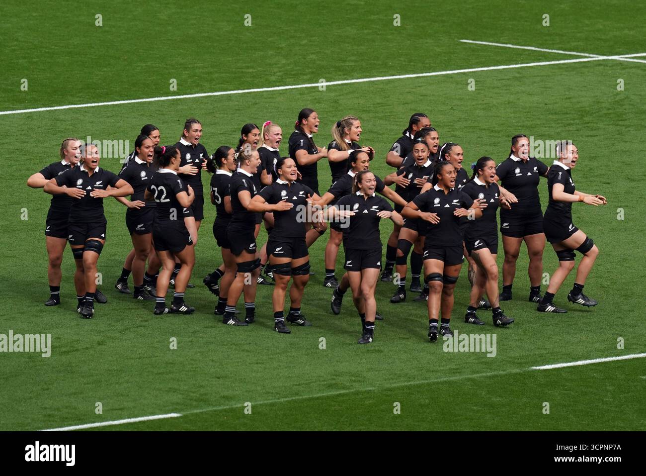 Neuseeländische Spieler spielen im Allianz Stadium in London beim Bronze-Finale der Frauen-Rugby-Weltmeisterschaft einen Haka. Bilddatum: Samstag, 27. September 2025. Stockfoto