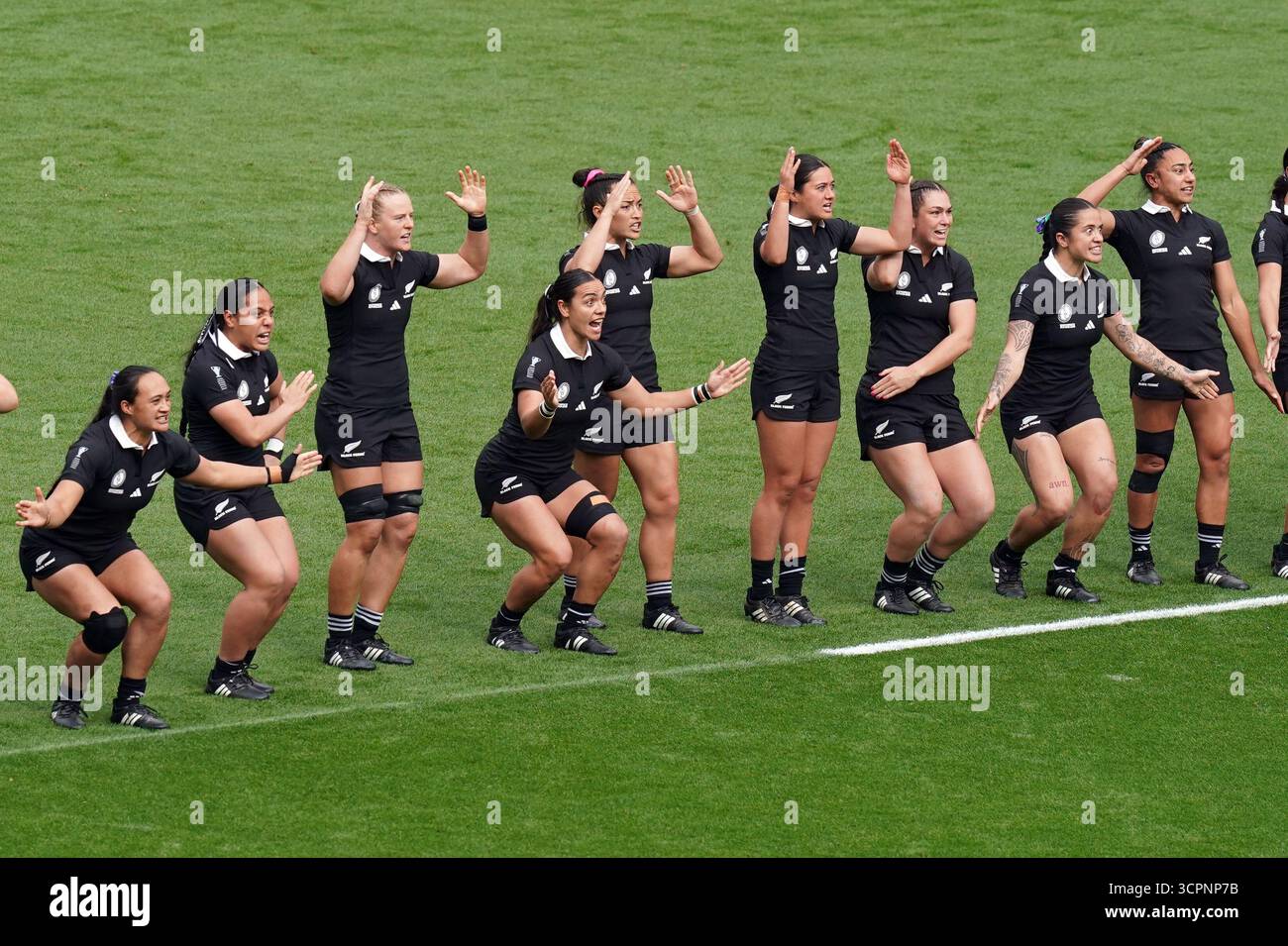 Neuseeländische Spieler spielen im Allianz Stadium in London beim Bronze-Finale der Frauen-Rugby-Weltmeisterschaft einen Haka. Bilddatum: Samstag, 27. September 2025. Stockfoto