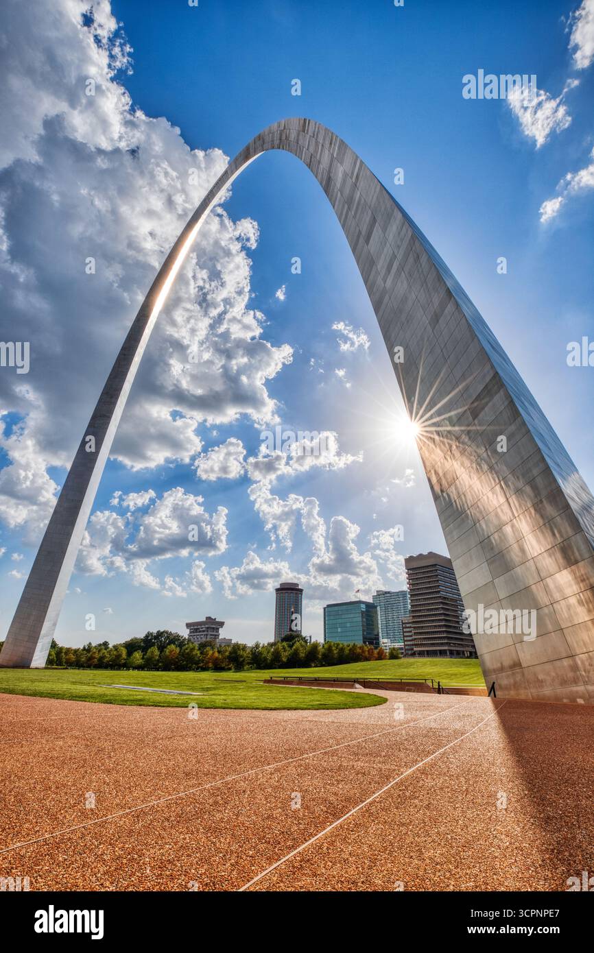 Blick auf den St. Louis Gateway Arch vom Gateway Arch National Park während eines Sonnentages, Missouri, USA Schlüsselwörter: st. louis missouri, St. louis, St. louis, St. Stockfoto