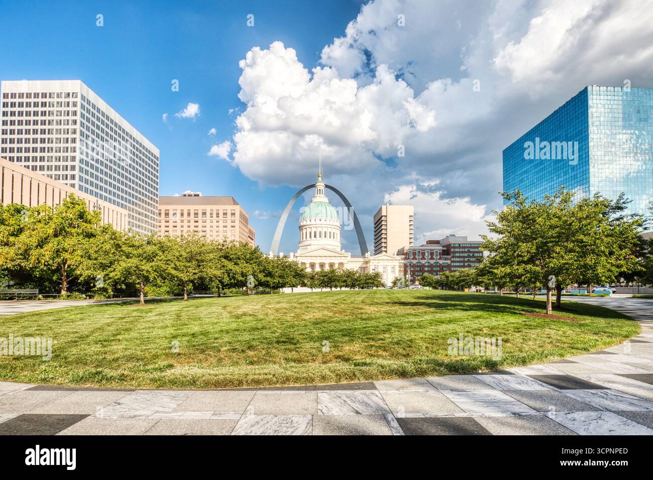 Stadtbild der Innenstadt von St. Louis vom Kiener Plaza Park während eines Sonnentages, Missouri, USA Schlüsselwörter: st. louis missouri, St. louis, Skyline, Downtown, Stockfoto