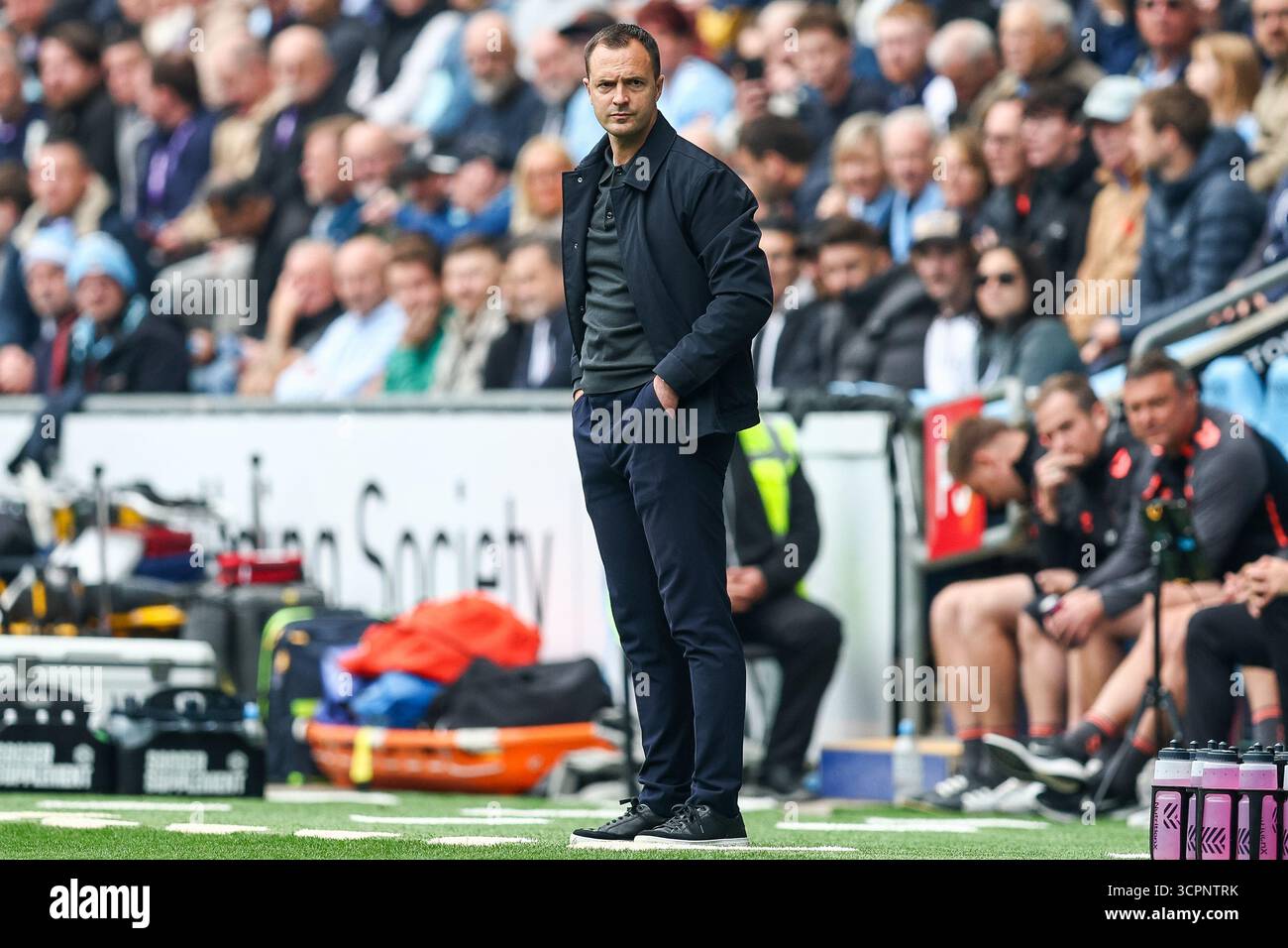 Chris Davies, Manager von Birmingham City, beobachtet die Action während des Sky Bet Championship-Spiels zwischen Coventry City und Birmingham City in der Coventry Building Society Arena, Coventry, am Samstag, den 27. September 2025. (Foto: Stuart Leggett | MI News) Credit: MI News & Sport /Alamy Live News Stockfoto