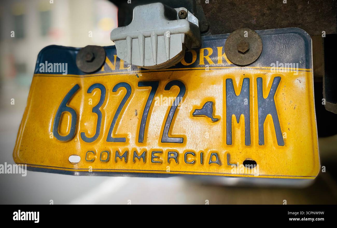 New York Commercial Nummernschild Nahaufnahme - Smartphone-aufgenommenes Stockfoto