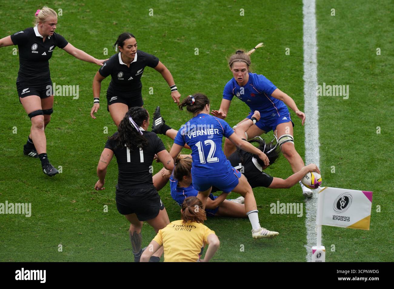 Die Neuseelängerin Sylvia Brunt (rechts) erzielt den zweiten Versuch des Spiels während des Bronze-Endspiels der Frauen-Rugby-Weltmeisterschaft im Allianz Stadium in London. Bilddatum: Samstag, 27. September 2025. Stockfoto