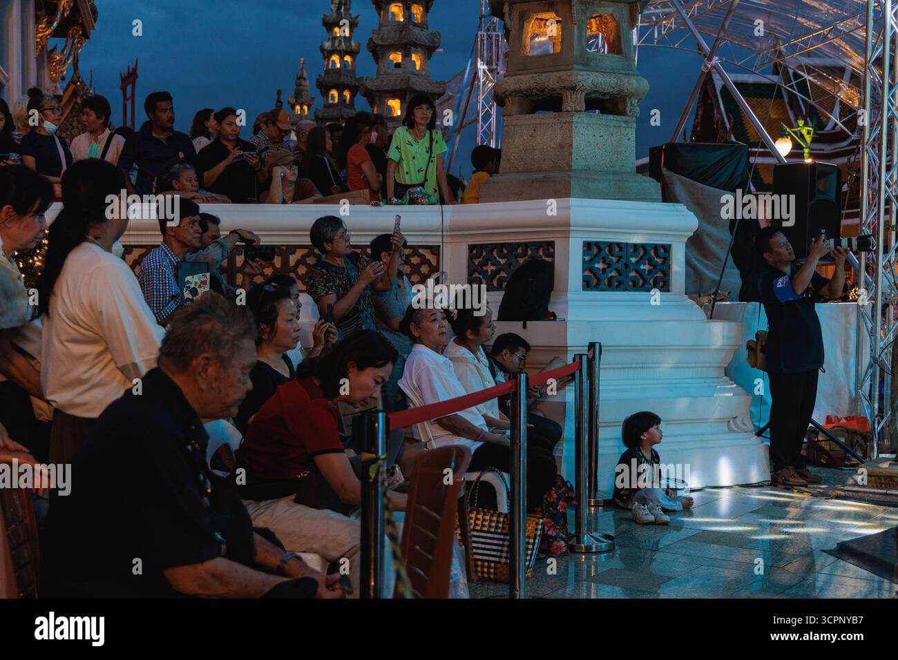 Bangkok, Thailand. September 2025. Während des Thai Cultural Festivals besuchen die Menschen die Khon-Tanzvorstellung im Sutat-Tempel (Wat Suthat). Khon-Tanz ist eine darstellende Kunst, die musikalische, gesangliche, literarische, tänzerische, rituelle und handwerkliche Elemente kombiniert. Quelle: SOPA Images Limited/Alamy Live News Stockfoto
