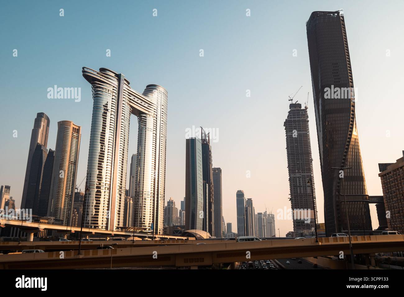 Dubai Immobilien Skyline mit modernen Wolkenkratzern an der Sheikh Zayed Road Stockfoto