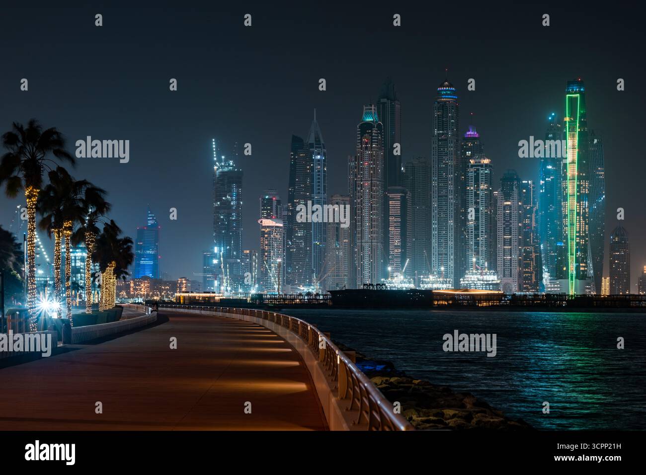 Urbaner Nachtblick auf den Yachthafen von Dubai Moderne Architektur mit Dubai Ain und Meerblick, moderne Architekturbeleuchtung, Kreuzfahrt im Meer Stockfoto