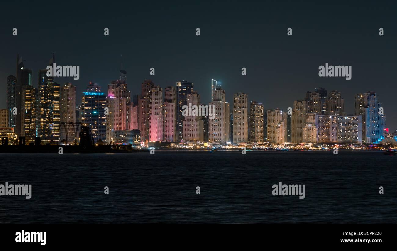 Panoramablick auf die Skyline des Jachthafens von Dubai bei Nacht, 4K hochauflösende Tapete Stockfoto
