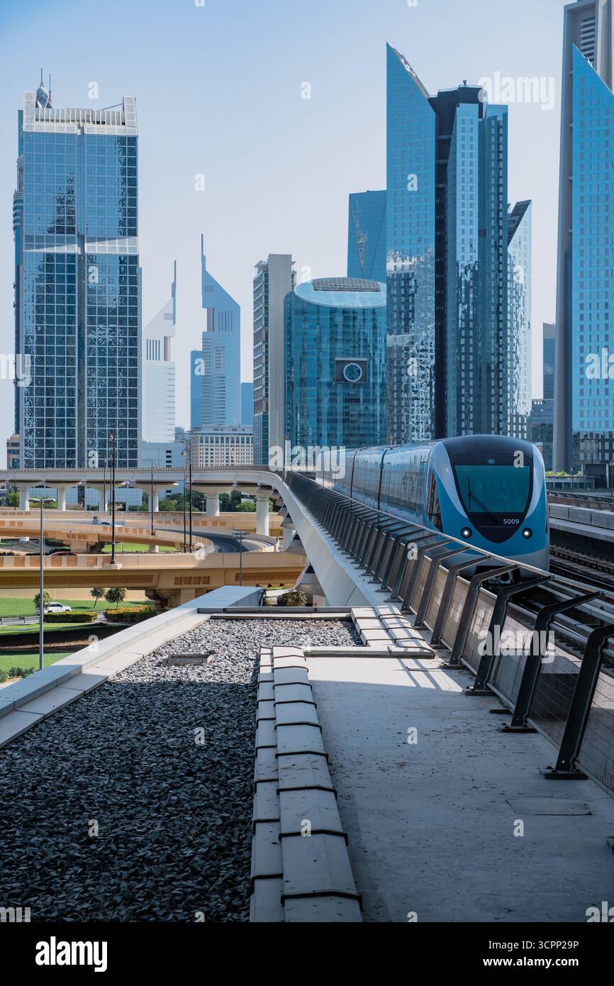 Dubai U-Bahn auf der Sheikh Zayed Road mit Skyline aus Wolkenkratzern, innovativem Transport und intelligenter Stadtinfrastruktur Stockfoto