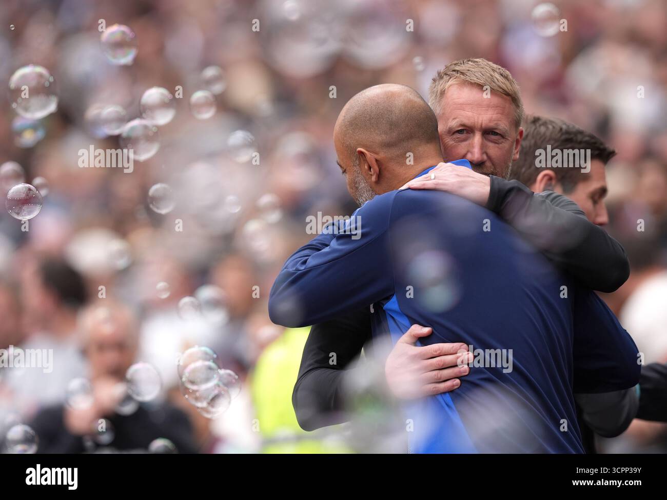 Aktenfoto vom 18.05.2025 von West Ham United Manager Graham Potter begrüßt Nottingham Forest Manager Nuno Espirito Santo. Graham Potter wurde von West Ham nach nur neun Monaten entlassen. Ausgabedatum: Samstag, 27. September 2025. Stockfoto