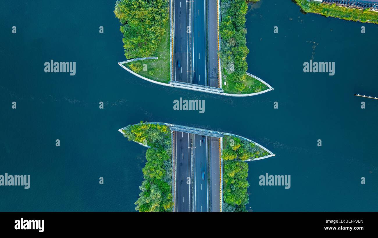 Aus der Vogelperspektive der Wasserbrücke Veluwemeer, die Wasser- und Straßenverkehr über- oder unterqueren lässt. Niederlande. Stockfoto