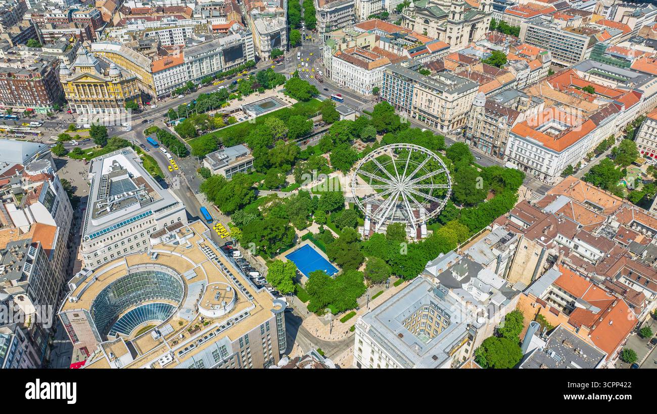 Elisabeth Square (Erzsebet ter) , Budapest, Ungarn. Blick aus der Vogelperspektive auf das Budapester Riesenrad (Budapest Eye), umgeben von Gebäuden und Grün. Bis Stockfoto