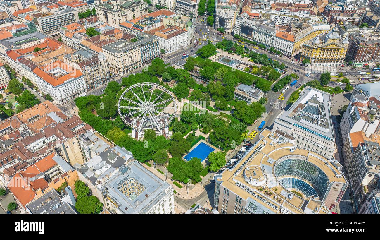 Elisabeth Square (Erzsebet ter) , Budapest, Ungarn. Blick aus der Vogelperspektive auf das Budapester Riesenrad (Budapest Eye), umgeben von Gebäuden und Grün. Bis Stockfoto