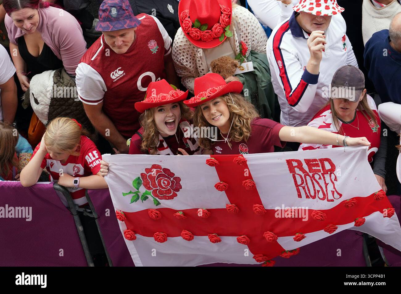 England Fans vor dem Finale der Frauen-Rugby-Weltmeisterschaft im Allianz Stadium in London. Bilddatum: Samstag, 27. September 2025. Stockfoto