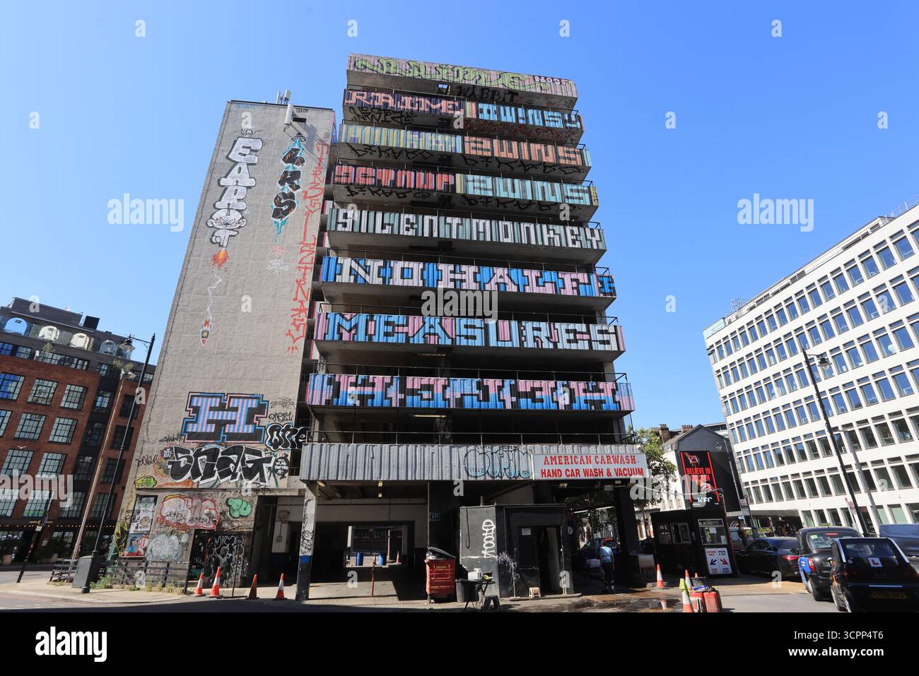Großer Parkplatz in der Eastern Street, heute eine Kunstgalerie im Freien, mit einer amerikanischen Autowaschanlage unten, East London, Großbritannien Stockfoto