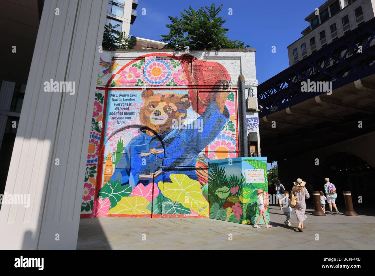Paddingtons lebhaftes Londoner Wandgemälde am Sutton Walk vor Waterloo's Station, zu Ehren, dass er der erste jemals willkommene Botschafter der Stadt wurde, Großbritannien Stockfoto