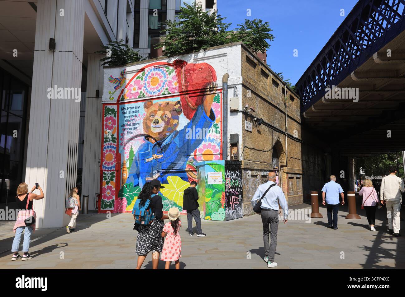 Paddingtons lebhaftes Londoner Wandgemälde am Sutton Walk vor Waterloo's Station, zu Ehren, dass er der erste jemals willkommene Botschafter der Stadt wurde, Großbritannien Stockfoto