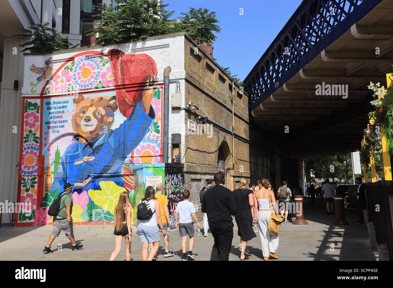 Paddingtons lebhaftes Londoner Wandgemälde am Sutton Walk vor Waterloo's Station, zu Ehren, dass er der erste jemals willkommene Botschafter der Stadt wurde, Großbritannien Stockfoto