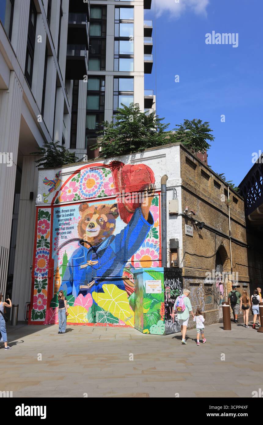 Paddingtons lebhaftes Londoner Wandgemälde am Sutton Walk vor Waterloo's Station, zu Ehren, dass er der erste jemals willkommene Botschafter der Stadt wurde, Großbritannien Stockfoto