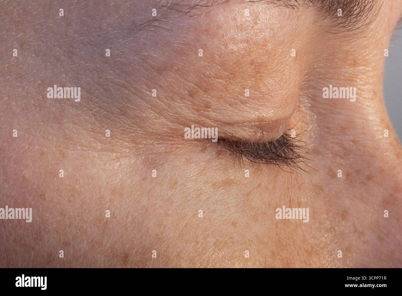 Seitenansicht des geschlossenen Augenlids der Frau mit Falten am Augenlid Stockfoto