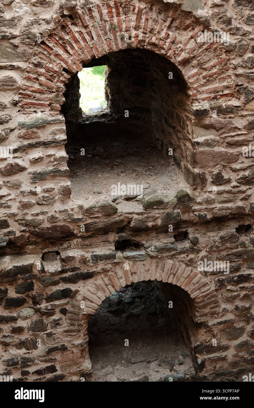 Das Innere der RAM-Festung mit bogenförmigen Steinöffnungen und mittelalterlicher Architektur in Serbien. Detailansicht schließen. Stockfoto