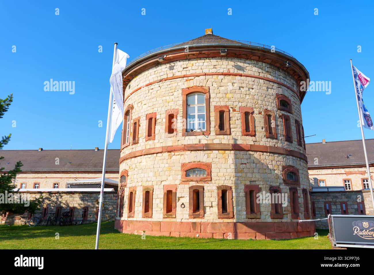 Mainz – 19. Juni 2025: Festungssteinbau als Teil der Mainzer Burg und für kulturelle und gesellschaftliche Veranstaltungen genutzt. Stockfoto Mainz – 19. Juni 2025: Festungssteinbau als Teil der Mainzer Burg und für kulturelle und gesellschaftliche Veranstaltungen genutzt. Stockfoto