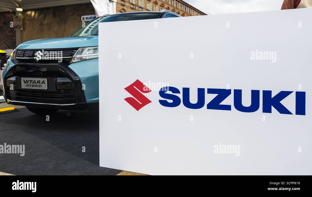 Turin, Italien. September 2025. Das Suzuki Logo und ein Suzuki Vitara Hybrid auf der Turin Car Show 2025 (Salone Auto Turin) Credit: Marco Destefanis/Alamy Live News Stockfoto