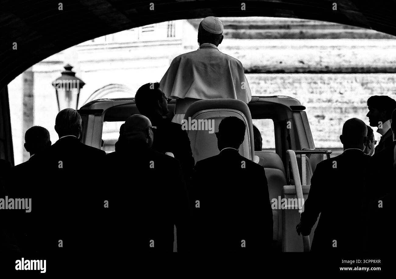 September 2025. Vatikanstadt - PAPST LEO XIV. Während des Jubiläums der Katechisten Audienz auf dem Petersplatz im Vatikan. © EvandroInetti Via ZUMA Wire (Foto: © Evandro Inetti/ZUMA Press Wire) NUR REDAKTIONELLE VERWENDUNG! Nicht für kommerzielle ZWECKE! Stockfoto
