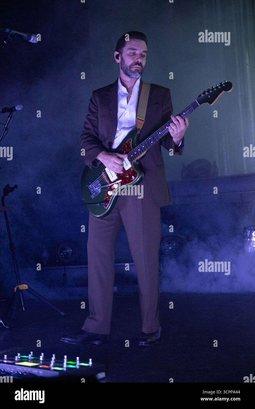 London, Großbritannien. September 2025. Gitarrist Tom Renaud von der amerikanischen Indie-Rock-Band Lord Huron tritt im Eventim Apollo als Teil ihres „The Cosmic Selector“ auf Stockfoto