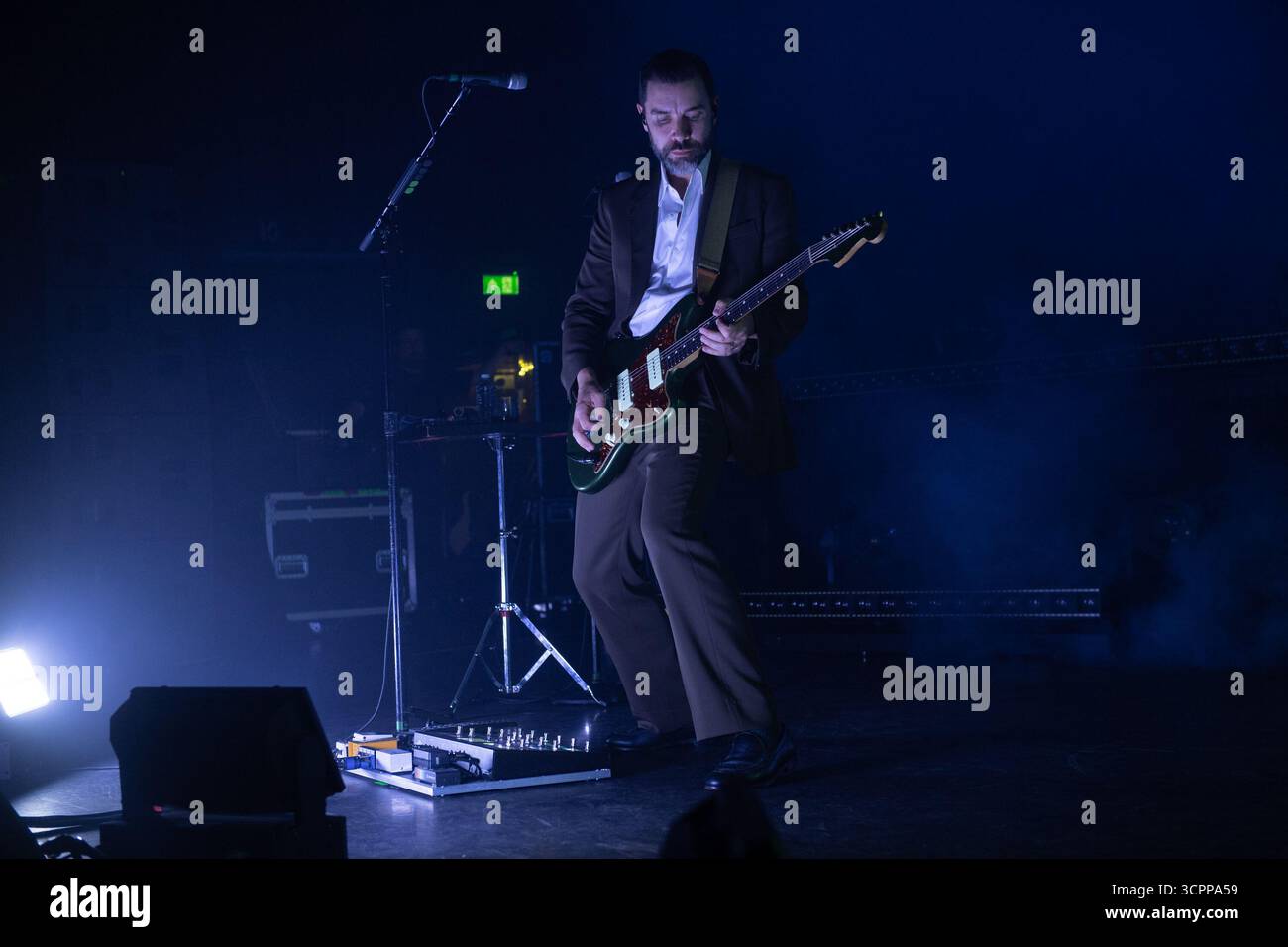 London, Großbritannien. September 2025. Gitarrist Tom Renaud von der amerikanischen Indie-Rock-Band Lord Huron tritt im Eventim Apollo als Teil ihres „The Cosmic Selector“ auf Stockfoto