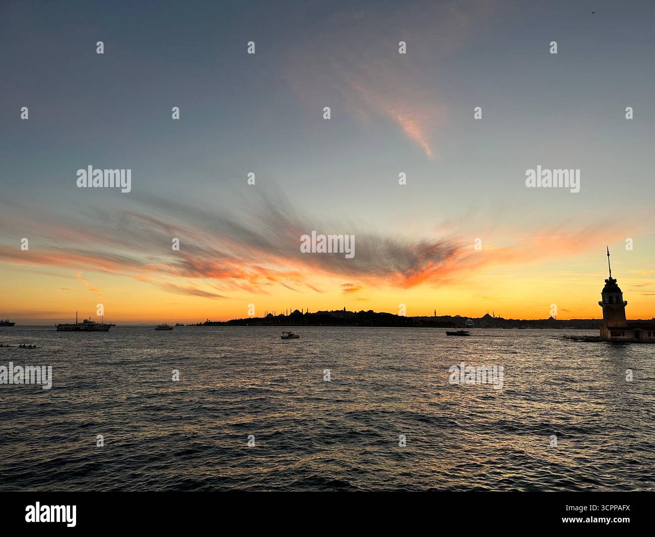 Sonnenuntergang und Himmel - Smartphone-aufgenommenes Stockfoto