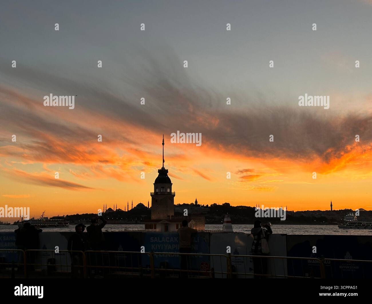 Sonnenuntergang und Himmel - Smartphone-aufgenommenes Stockfoto