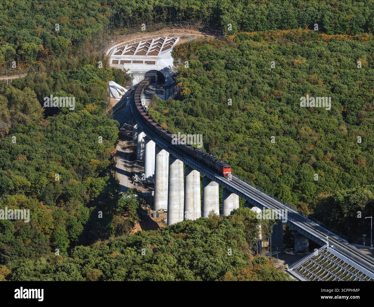 Suifenhe. September 2025. Ein Luftdrohnenfoto vom 27. September 2025 zeigt einen Güterzug, der entlang des neu ausgebauten Abschnitts einer Eisenbahnstrecke fährt, die Suifenhe mit der chinesisch-russischen Grenze in der nordöstlichen chinesischen Provinz Heilongjiang verbindet. Am Samstag wurde ein umfangreicher Ausbau einer Eisenbahnstrecke zwischen Suifenhe und der chinesisch-russischen Grenze abgeschlossen, wobei neue Gleise in Betrieb genommen wurden, die es ermöglichen, mit Geschwindigkeiten von bis zu 120 km/h zu fahren, was mehr als dem Doppelten der bisherigen Grenze von 55 km/h entspricht, wodurch die Transportkapazität erheblich gesteigert wurde. Quelle: Wang Song/Xinhua/Alamy Live News Stockfoto