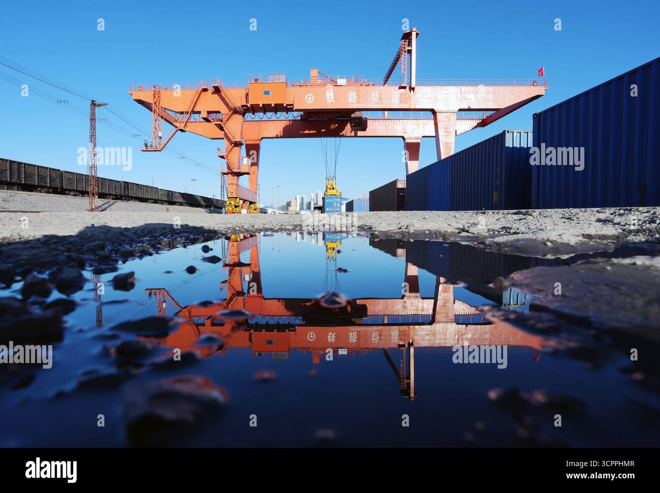Suifenhe, chinesische Provinz Heilongjiang. September 2025. Ein Portalkran führt Umladearbeiten auf einem zurückkehrenden China-Europa-Güterzug am Bahnhof Suifenhe in Suifenhe, nordöstlicher chinesischer Provinz Heilongjiang, am 27. September 2025 durch. Am Samstag wurde ein umfangreicher Ausbau einer Eisenbahnstrecke zwischen Suifenhe und der chinesisch-russischen Grenze abgeschlossen, wobei neue Gleise in Betrieb genommen wurden, die es ermöglichen, mit Geschwindigkeiten von bis zu 120 km/h zu fahren, was mehr als dem Doppelten der bisherigen Grenze von 55 km/h entspricht, wodurch die Transportkapazität erheblich gesteigert wurde. Quelle: Wang Song/Xinhua/Alamy Live News Stockfoto