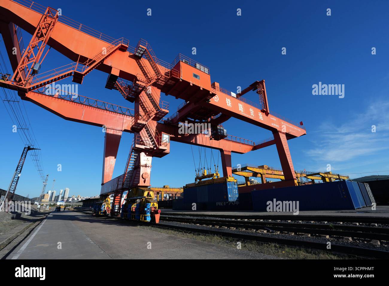 Suifenhe, chinesische Provinz Heilongjiang. September 2025. Ein Portalkran führt Umladearbeiten auf einem zurückkehrenden China-Europa-Güterzug am Bahnhof Suifenhe in Suifenhe, nordöstlicher chinesischer Provinz Heilongjiang, am 27. September 2025 durch. Am Samstag wurde ein umfangreicher Ausbau einer Eisenbahnstrecke zwischen Suifenhe und der chinesisch-russischen Grenze abgeschlossen, wobei neue Gleise in Betrieb genommen wurden, die es ermöglichen, mit Geschwindigkeiten von bis zu 120 km/h zu fahren, was mehr als dem Doppelten der bisherigen Grenze von 55 km/h entspricht, wodurch die Transportkapazität erheblich gesteigert wurde. Quelle: Wang Song/Xinhua/Alamy Live News Stockfoto