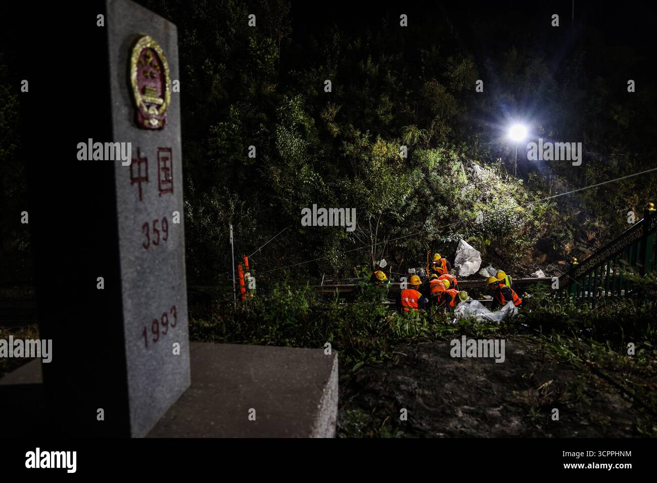 Suifenhe. September 2025. Arbeiter verbinden Eisenbahngleise auf dem neu ausgebauten Abschnitt einer Eisenbahnverbindung zwischen Suifenhe und der chinesisch-russischen Grenze in der nordöstlichen chinesischen Provinz Heilongjiang, 26. September 2025. Am Samstag wurde ein umfangreicher Ausbau einer Eisenbahnstrecke zwischen Suifenhe und der chinesisch-russischen Grenze abgeschlossen, wobei neue Gleise in Betrieb genommen wurden, die es ermöglichen, mit Geschwindigkeiten von bis zu 120 km/h zu fahren, was mehr als dem Doppelten der bisherigen Grenze von 55 km/h entspricht, wodurch die Transportkapazität erheblich gesteigert wurde. Quelle: Qu Yiwei/Xinhua/Alamy Live News Stockfoto