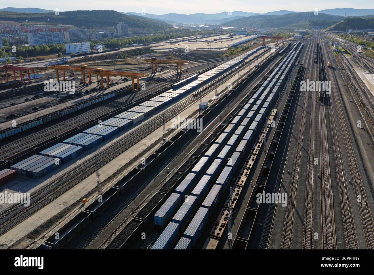 Suifenhe. September 2025. Ein Luftdrohnenfoto vom 27. September 2025 zeigt China-Europa-Güterzüge, die auf Umladebetrieb am Bahnhof Suifenhe in der nordöstlichen chinesischen Provinz Heilongjiang warten. Am Samstag wurde ein umfangreicher Ausbau einer Eisenbahnstrecke zwischen Suifenhe und der chinesisch-russischen Grenze abgeschlossen, wobei neue Gleise in Betrieb genommen wurden, die es ermöglichen, mit Geschwindigkeiten von bis zu 120 km/h zu fahren, was mehr als dem Doppelten der bisherigen Grenze von 55 km/h entspricht, wodurch die Transportkapazität erheblich gesteigert wurde. Quelle: Wang Song/Xinhua/Alamy Live News Stockfoto