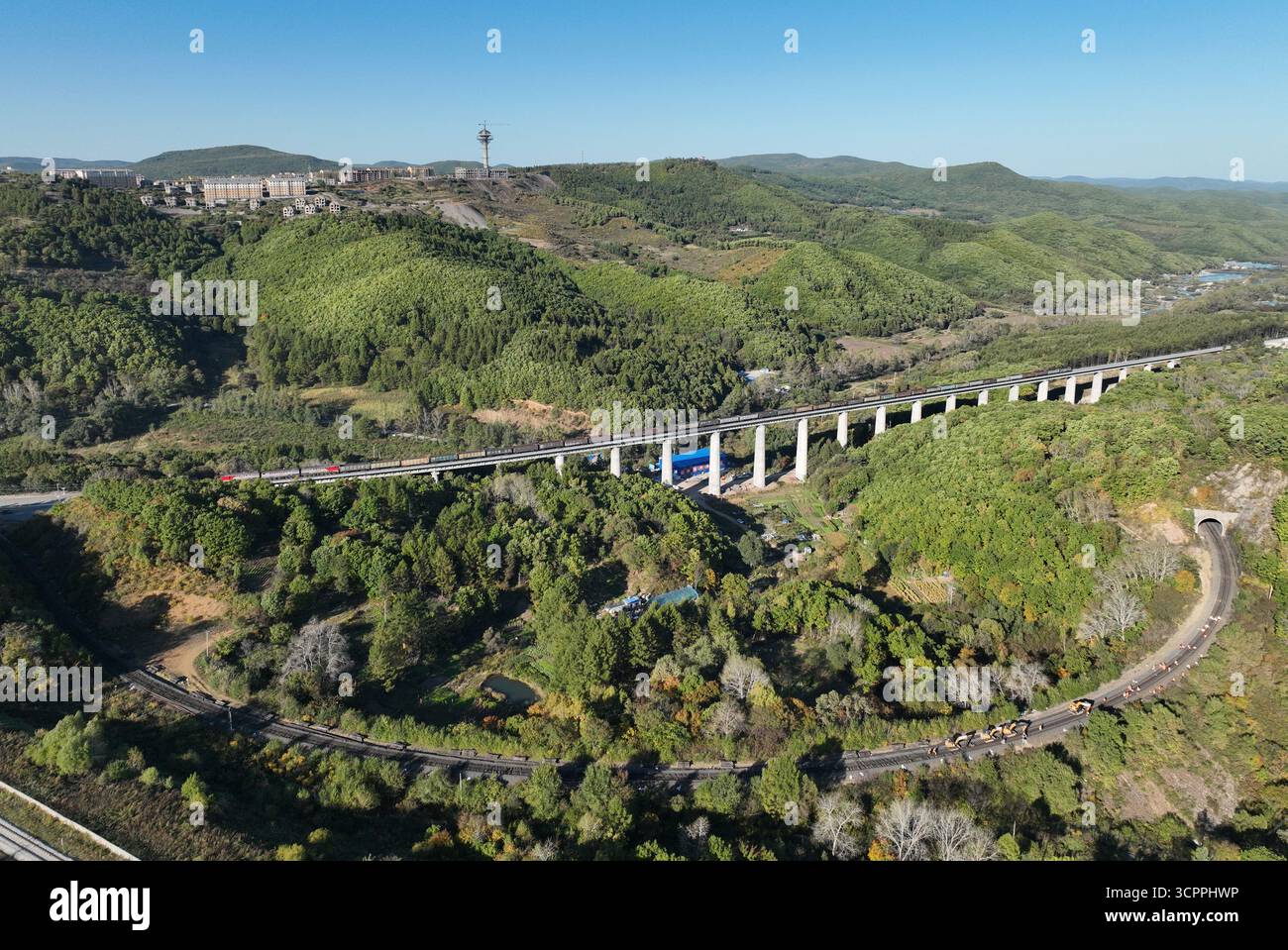 Suifenhe. September 2025. Ein Luftdrohnenfoto vom 27. September 2025 zeigt einen Güterzug, der entlang des neu ausgebauten Abschnitts einer Eisenbahnstrecke fährt, die Suifenhe mit der chinesisch-russischen Grenze in der nordöstlichen chinesischen Provinz Heilongjiang verbindet. Am Samstag wurde ein umfangreicher Ausbau einer Eisenbahnstrecke zwischen Suifenhe und der chinesisch-russischen Grenze abgeschlossen, wobei neue Gleise in Betrieb genommen wurden, die es ermöglichen, mit Geschwindigkeiten von bis zu 120 km/h zu fahren, was mehr als dem Doppelten der bisherigen Grenze von 55 km/h entspricht, wodurch die Transportkapazität erheblich gesteigert wurde. Quelle: Wang Song/Xinhua/Alamy Live News Stockfoto