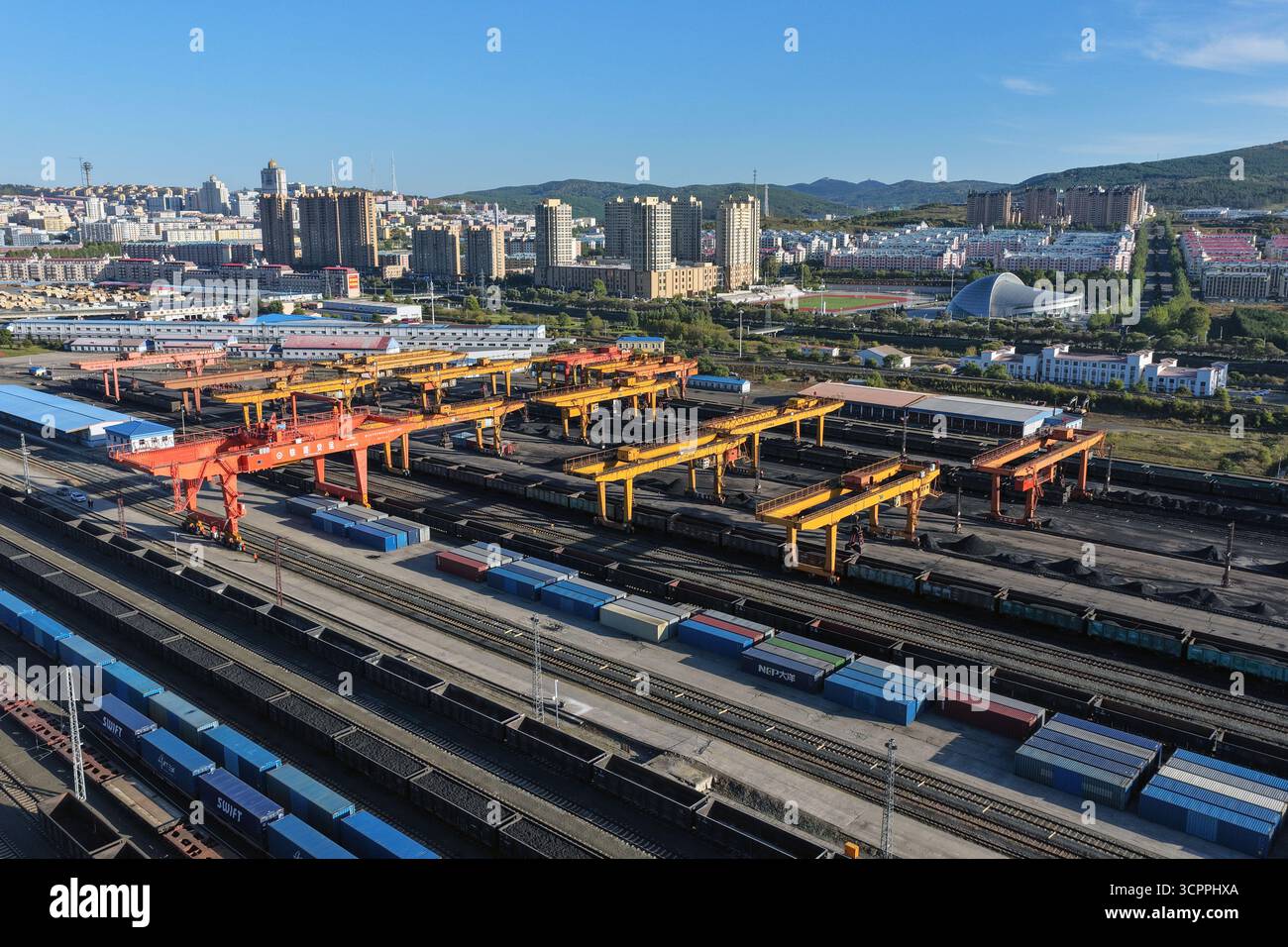 Suifenhe. September 2025. Ein Luftdrohnenfoto vom 27. September 2025 zeigt China-Europa-Güterzüge, die auf Umladebetrieb am Bahnhof Suifenhe in der nordöstlichen chinesischen Provinz Heilongjiang warten. Am Samstag wurde ein umfangreicher Ausbau einer Eisenbahnstrecke zwischen Suifenhe und der chinesisch-russischen Grenze abgeschlossen, wobei neue Gleise in Betrieb genommen wurden, die es ermöglichen, mit Geschwindigkeiten von bis zu 120 km/h zu fahren, was mehr als dem Doppelten der bisherigen Grenze von 55 km/h entspricht, wodurch die Transportkapazität erheblich gesteigert wurde. Quelle: Wang Song/Xinhua/Alamy Live News Stockfoto