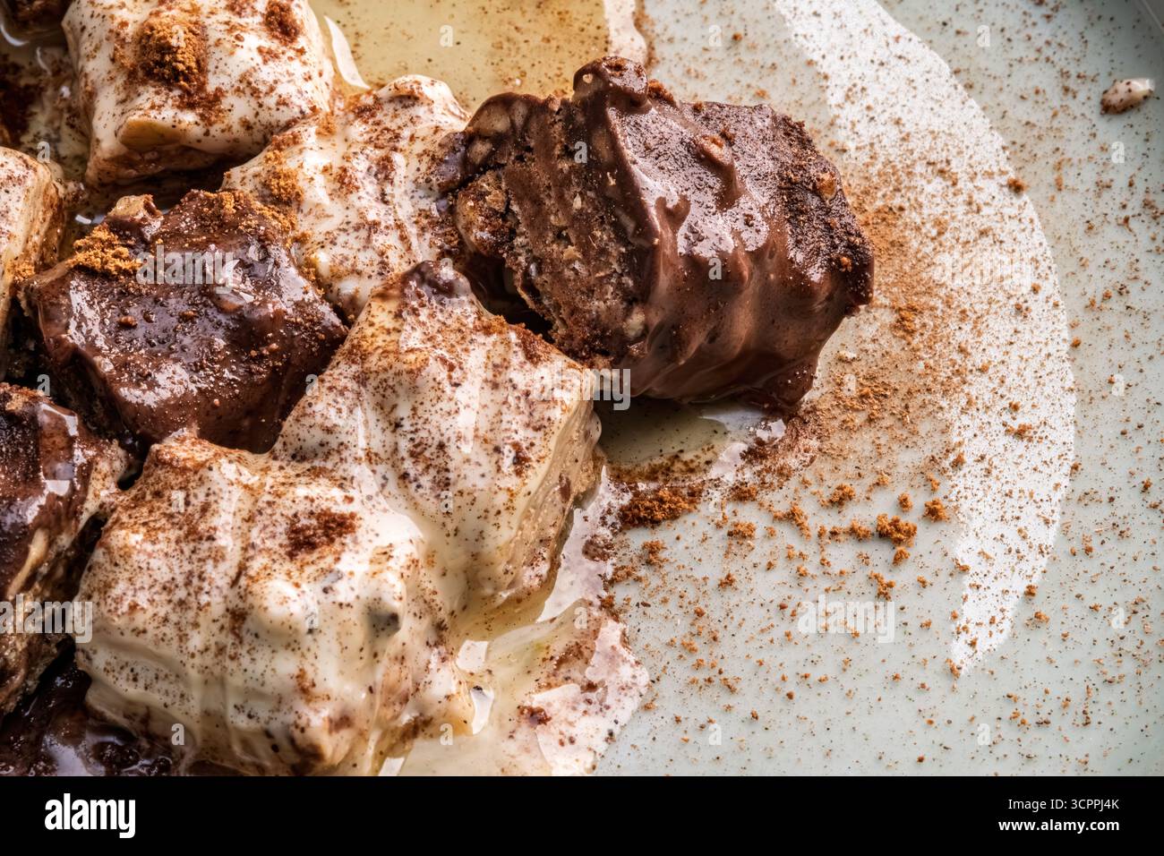 Verwöhnen Sie sich mit einem dekadenten Dessert mit reichhaltigen Schokoladenschichten und cremigen Texturen. Dieser köstliche Leckerbissen ist perfekt, um süße Speisen zu stillen. Stockfoto