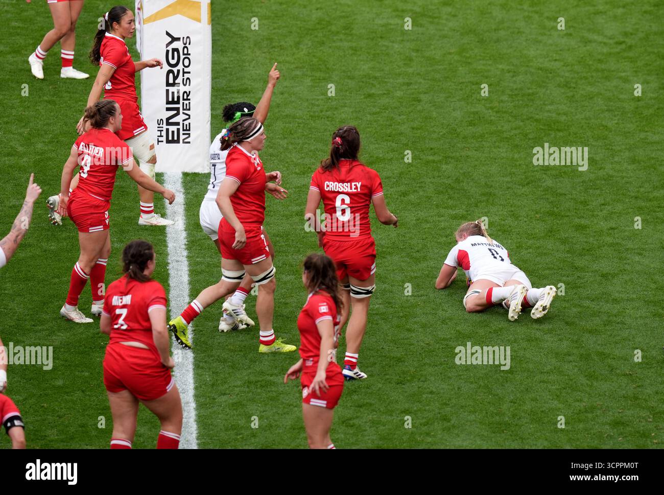 Die Engländerin Alex Matthews hat beim Finale der Frauen-Rugby-Weltmeisterschaft im Allianz Stadium in London einen Versuch gemacht. Bilddatum: Samstag, 27. September 2025. Stockfoto