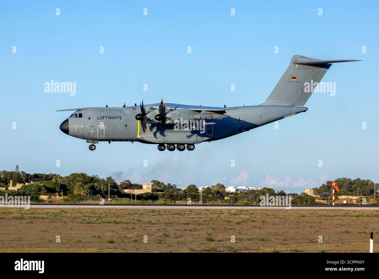 Luftwaffe Airbus A400M Atlas (REG: 5434) zur Unterstützung von 2 deutschen Tornados und 2 Eurofighter. Stockfoto