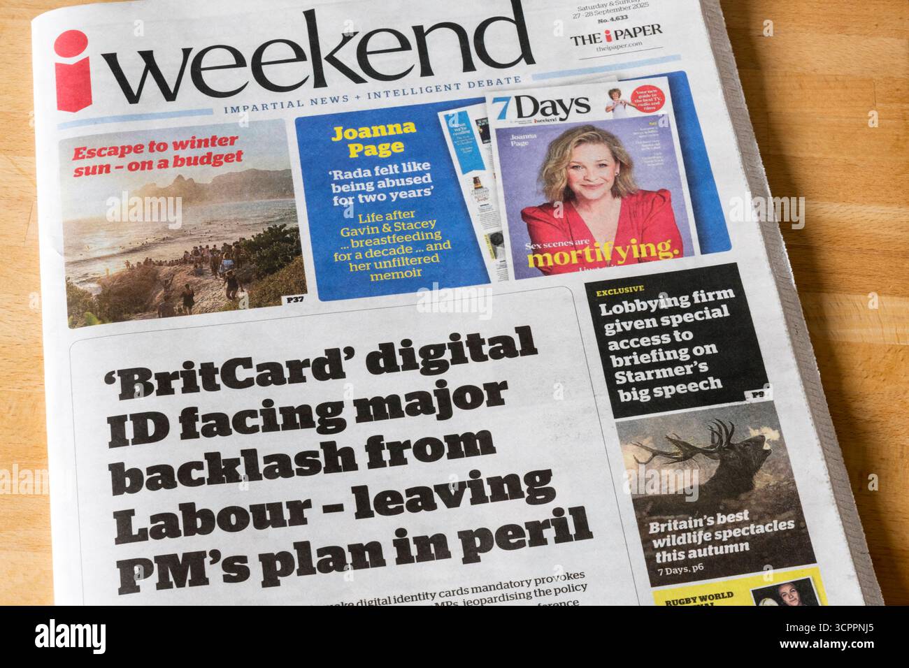 27-28. September 2025. Die Schlagzeile in der Zeitung i Weekend lautet "BritCard", digitaler Ausweis, der vor großen Gegenreaktionen von Labour steht und den Plan des Premierministers in Gefahr bringt. Stockfoto