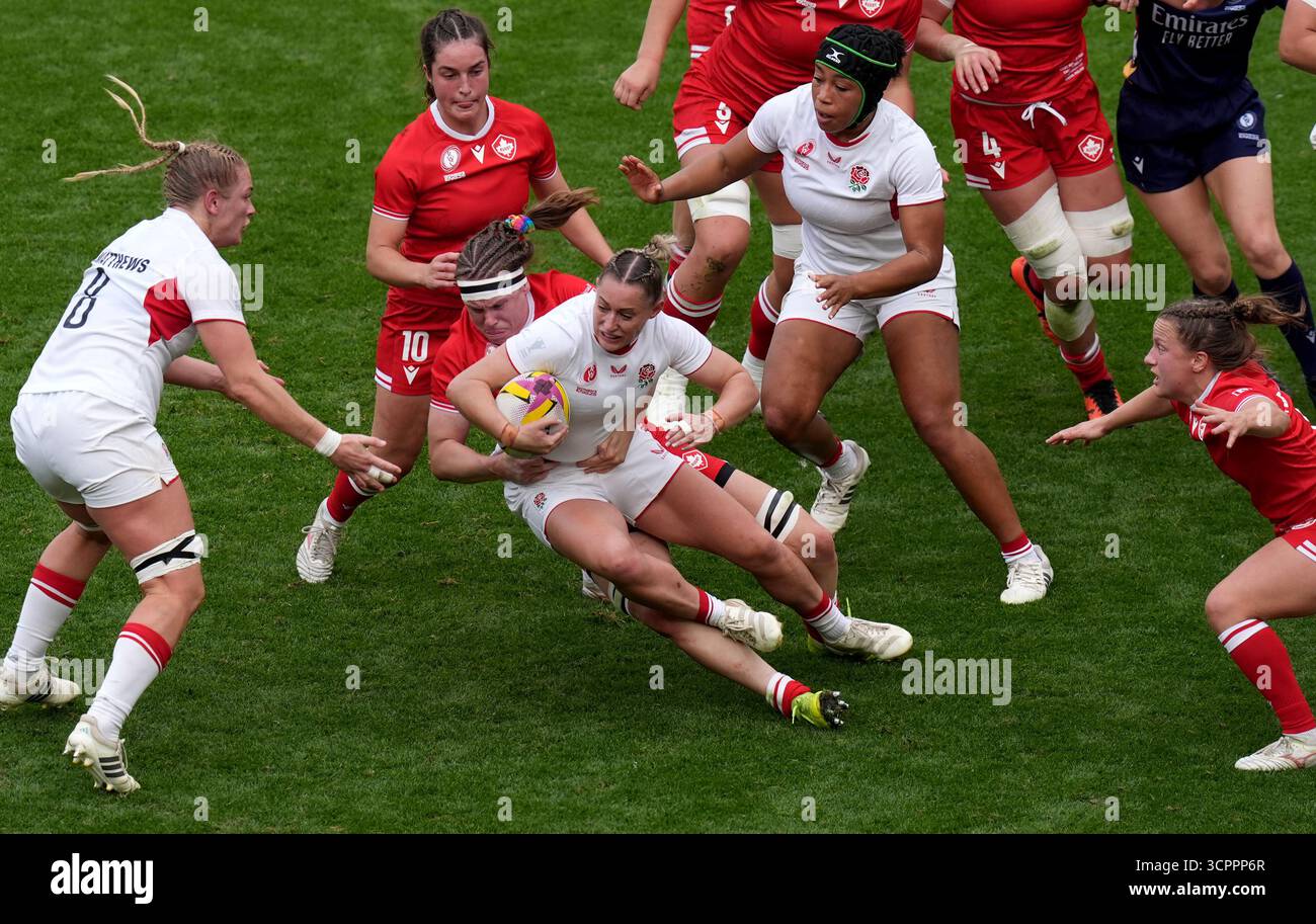 Die englische Natasha Hunt (Mitte rechts) wird im Finale der Frauen-Rugby-Weltmeisterschaft im Allianz Stadium in London von der Kanadierin Karen Paquin (Mitte links) angegriffen. Bilddatum: Samstag, 27. September 2025. Stockfoto
