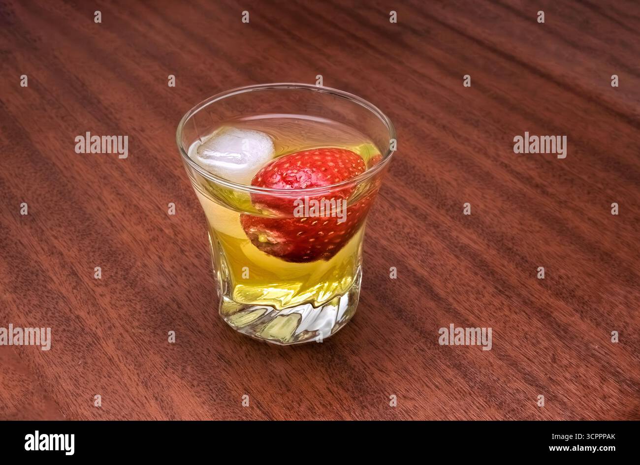 Köstlicher Cocktail mit frischer Erdbeere und Eis auf einem Holztisch. Perfekt für Cocktailrezepte oder gesellschaftliche Zusammenkünfte. Stockfoto