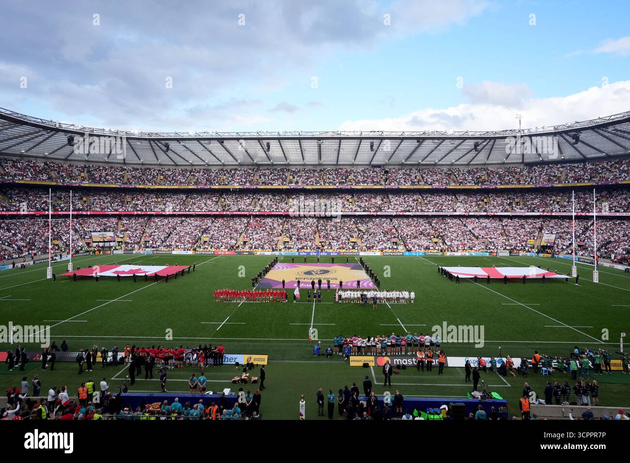 Die Teams stehen für die Nationalhymnen vor dem Finale der Frauen-Rugby-Weltmeisterschaft im Allianz Stadium in London an. Bilddatum: Samstag, 27. September 2025. Stockfoto