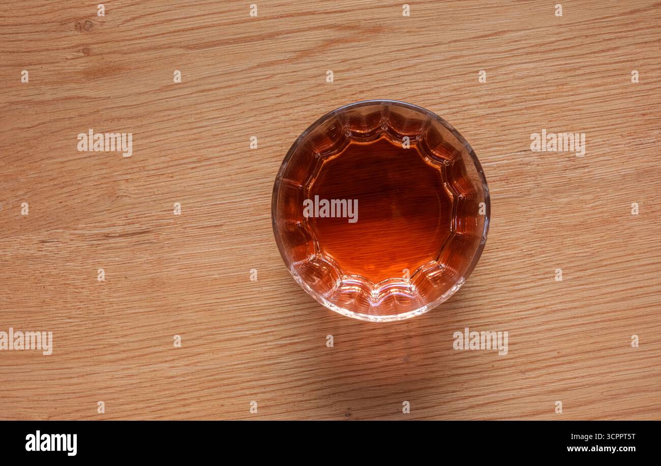 Blick von oben auf ein Whiskey-Glas. Dieses Bild fängt das Wesen des Luxus perfekt ein. Für Cocktailmenüs für Whiskey-Liebhaber. Stockfoto